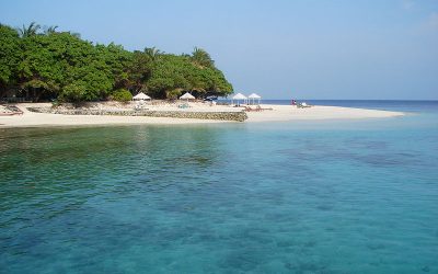 The Maldives is home to more than half a million people, who live across its hundreds of islands, most of them relying on expensive and polluting imported diesel for their electricity. Image: wikimedia user Nevit Dilman.